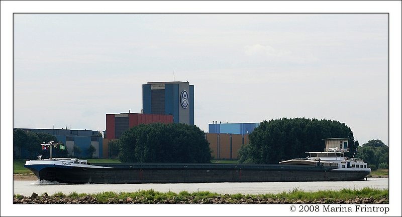 Die  Goblin  (Niederlande) auf dem Rhein bei Duisburg. ENI 02327627, Baujahr 2006, Lnge 135 m, Breite 11,45 m, Tiefgang 3,56 m, Tonnage 3999 t.
