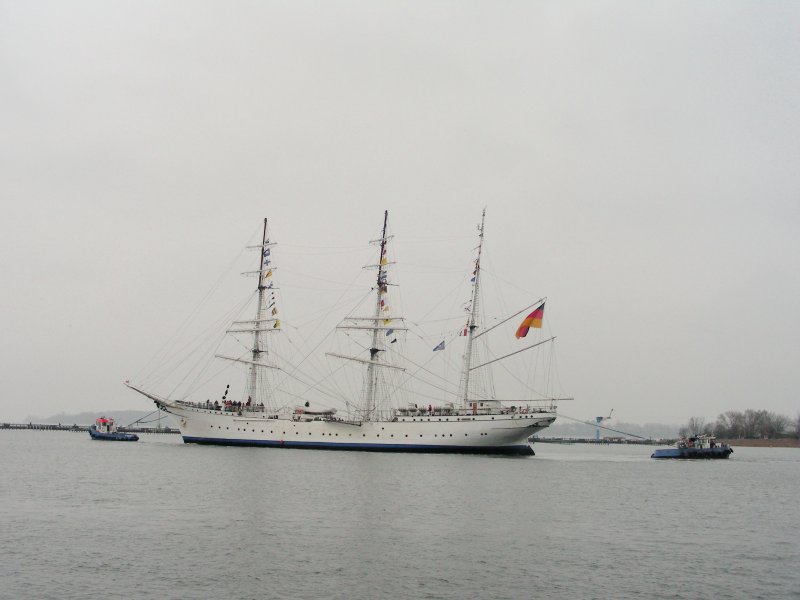 Die Gorch Fock I auf dem Weg zu ihrem Liegeplatz im Hafen von Stralsund