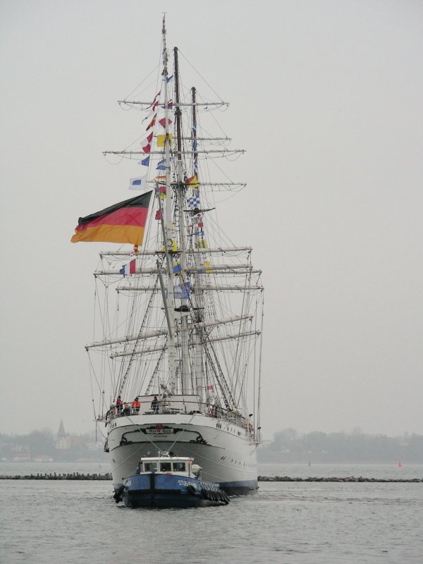 Die Gorch Fock I auf der Plattform zum Drehen im Hafen von Stralsund