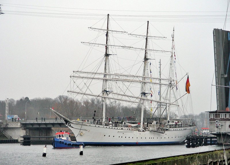 Die Gorch Fock I beim passieren der Ziegelgrabenbrcke