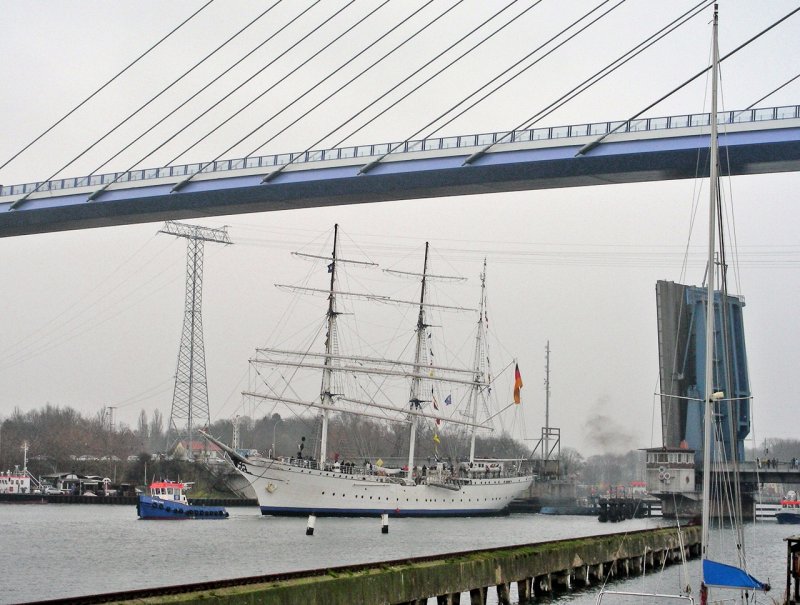 Die Gorch Fock I beim passieren der neuen Rgenbrcke in den Stralsunder Stadthafen, der Heckschlepper  Stubbenhuk  mu einmal krftig gegenhalten am 15.12.08