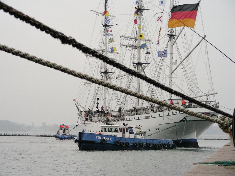 Die Gorch Fock I fast an ihrem Liegeplatz im Hafen von Stralsund angekommen