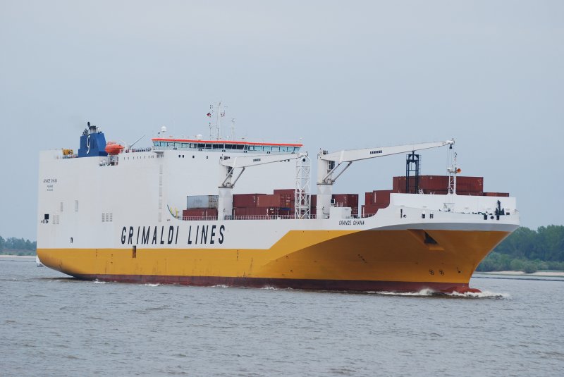Die Grande Ghana der Grimaldi Lines beim Auslaufen aus dem Hamburger Hafen aufgenommen vom Willkommen Hft am 03.05.09