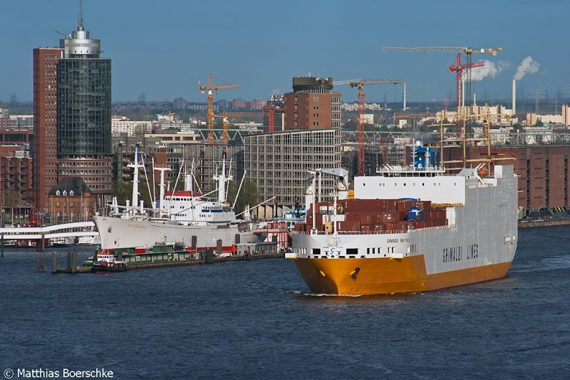 die Grande San Paolo am 20.04.07 neben der Cap San Diego im Hamburger Hafen.