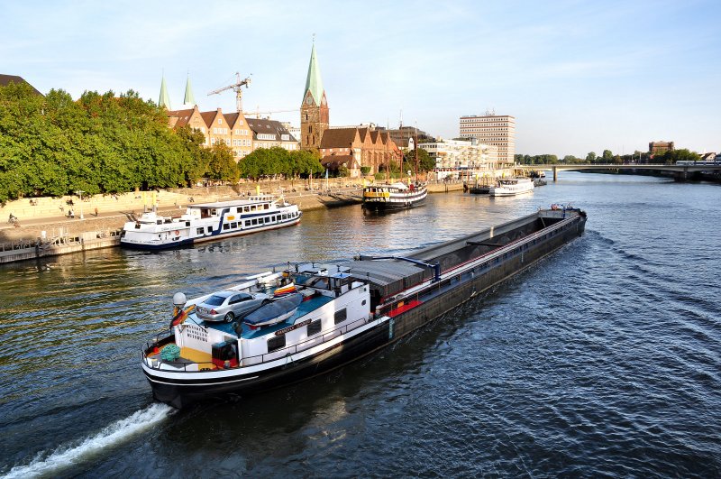 Die  Hannover  aus Duisburg am 18.09.09 auf der Weser in Bremen.