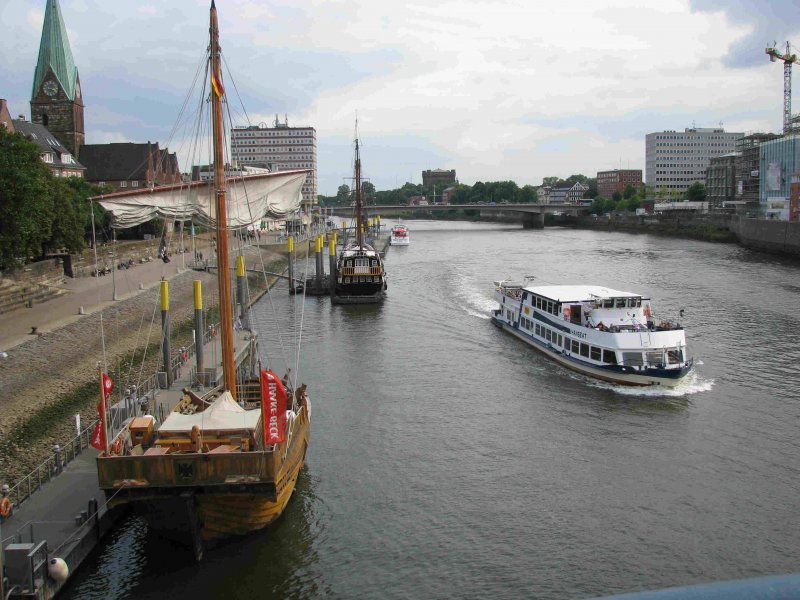 Die  Hanseat  luft aus zur Hafenrundfahrt an der Schlachte in Bremen.Lg.41,39 m - Br.9 m - Tg.1,66 m - 2x238 KW. Fahrgste 400
Hal ver Schreiber Reederei Bremen. Baujahr 1988 - Hegemann/Rolandwerft Bremen - 2002 renoviert 