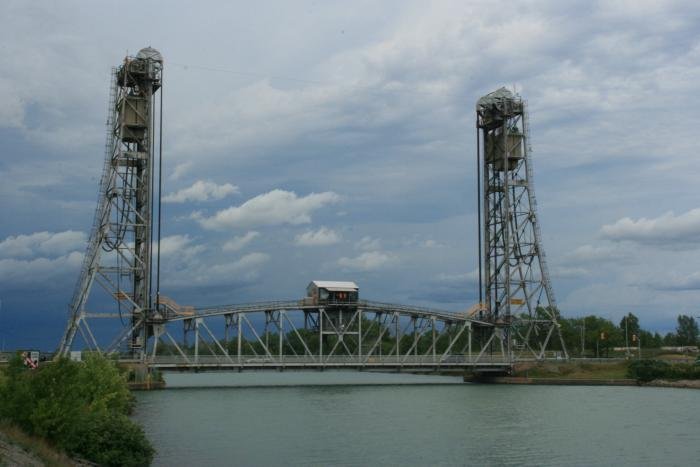 Die Hubbrcke bei Thorold. Acht Hubbrcken aus den 30er Jahren berqueren den Welland Canal. Die Brcke wird hier um 36,6m angehoben. Die Mastkonstruktionen sind 50,3m hoch. Der Welland Canal wurde am 6. August 1932 erffnet.