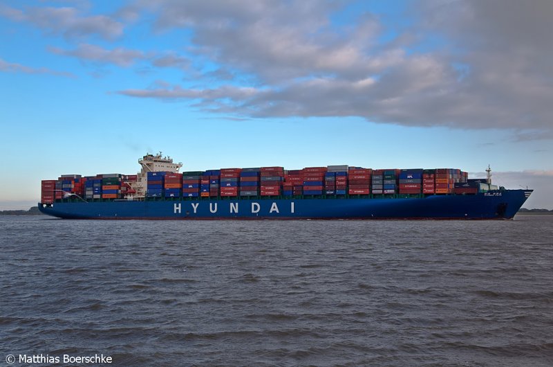 Die Hyundai Faith auf der Elbe bei Grnendeich am 12.10.09.
