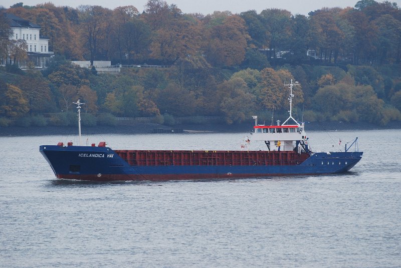 Die Icelandica Hav IMO-Nummer:8128884 Flagge:Bahamas Lnge:82.0m Breite:11.0m auslaufend aufgenommen vom Yachthafen Hamburg Finkenwerder am 26.10.09