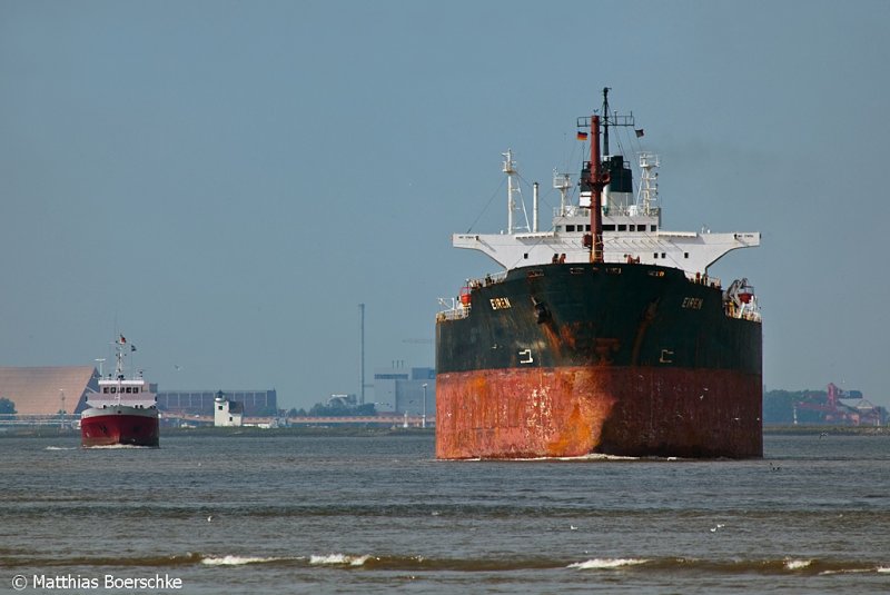 Die Ilka neben der Eiren auf der Elbe bei Lhe Sand am 07.09.09.