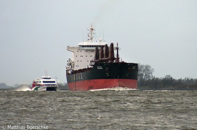 Die Iran Shariaty mit dem Halunder-Jet auf der Elbe bei Lhe-Sand am 11.04.06.