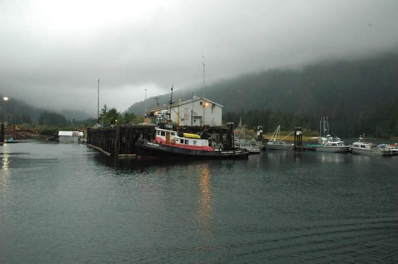 Die Island Sentry wartet auf Auftrge am Steg in Gold River