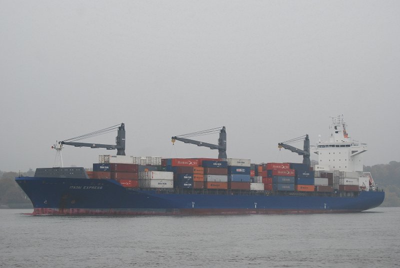 Die Itajai Express IMO-Nummer:9320013 Flagge:Liberia Lnge:206.0m Breite:28.0m verlsst den Hamburger Hafen aufgenommen am 29.10.09 vom Yachthafen Finkenwerder.