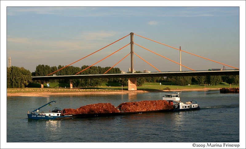 Die  Jaap-Wouter  Ex Wilhelm Epple mit einer Ladung Schrott auf dem Rhein bei Duisburg. Lnge 79,92 m, Breite 10,10 m, Tiefgang 2,70 m