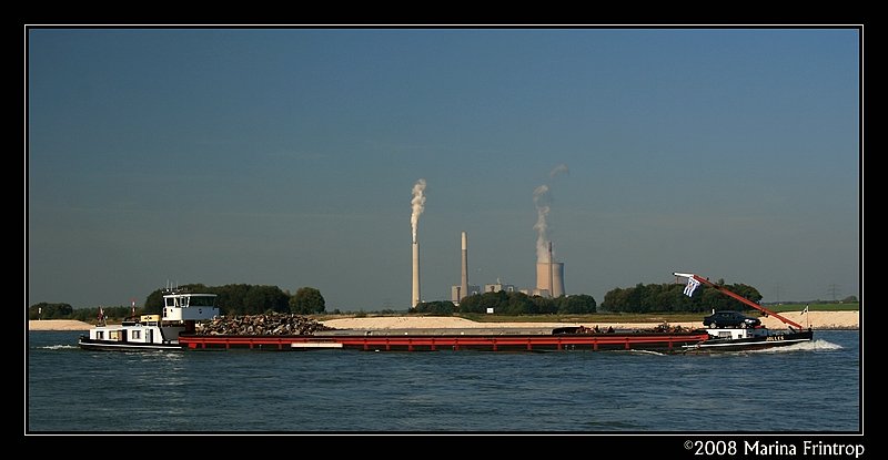 Die  Jolles  mit einer Ladung Schrott auf dem Rhein bei Orsoy (Rheinkilometer 794). Lnge: 80,00 m, Breite: 8,20 m, Tiefgang 2,5 m, Tonnage 1165 t. Ein Schiff nach meinem Geschmack... man hrt es ber den Rhein tuckern. Im Hintergrund ist das Steinkohle-Kraftwerk Voerde zu sehen.