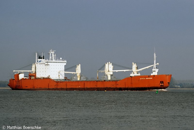 Die Kaptain Danilon auf der Elbe bei Grnendeich.