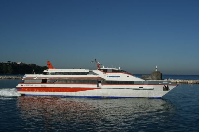 Die Katamaranfhre M/S  Achernar  verlsst den Hafen von Prochida und nimmt Kurs auf Ischia; 26.01.2008