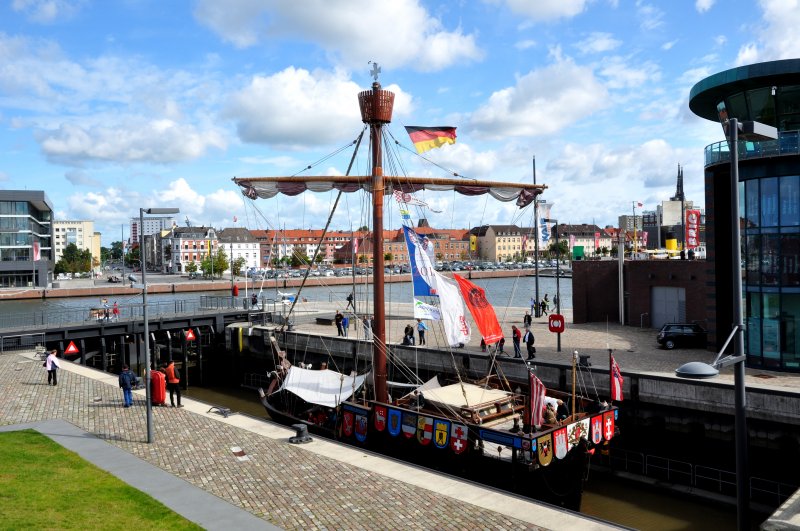 Die Kogge  Ubena von Bremen  am 13.09.09 in der Neuen Schleuse.Die Schleusenkammer ist 50m lang und 14m breit und ist seit 2005 die Verbindung zwischen der Weser und dem Neuen Hafen.