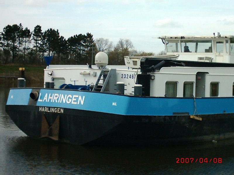 Die LAHRINGEN lag am Sonntag vor der Schleuse Herbrum und machte Wochenende .