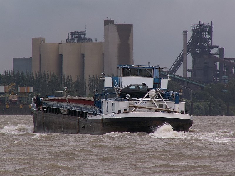 Die  LEMARNA  fhrt auf dem Rhein in Richtung Duisburg. Das Schiff fhrt quasi an seinem Geburtsort vorbei. Die Lemarna wurde 1963 in der Walsumwerft in Duisburg Walsum gebaut. Das Foto entstand auf Hhe Walsum. Das Foto stammt vom 26.06.2007