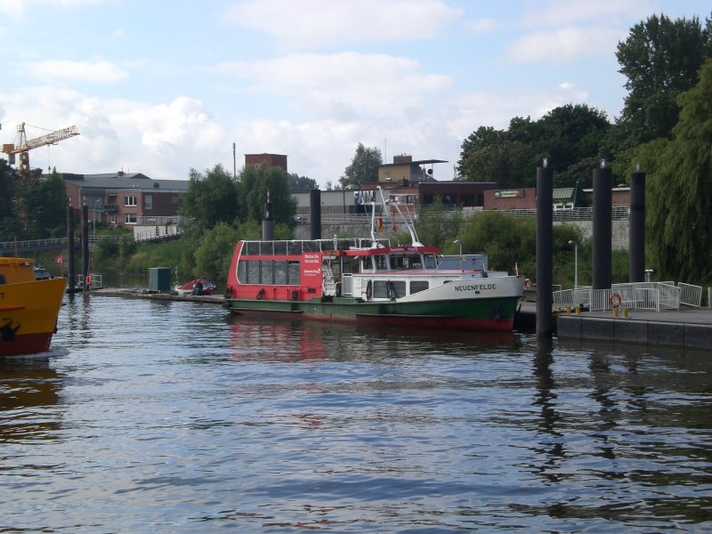 Die Linienfhre MS-Neuenfelde als F64 nach Hamburg Teufelsbrck an den Landungsbrcken Hamburg-Finkenwerder.