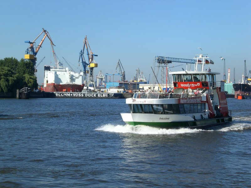 Die Linienfhre velgnne als F62 nach Hamburg-Finkenwerder Landungsbrcken an den Landungsbrcken Hamburg St. Pauli.