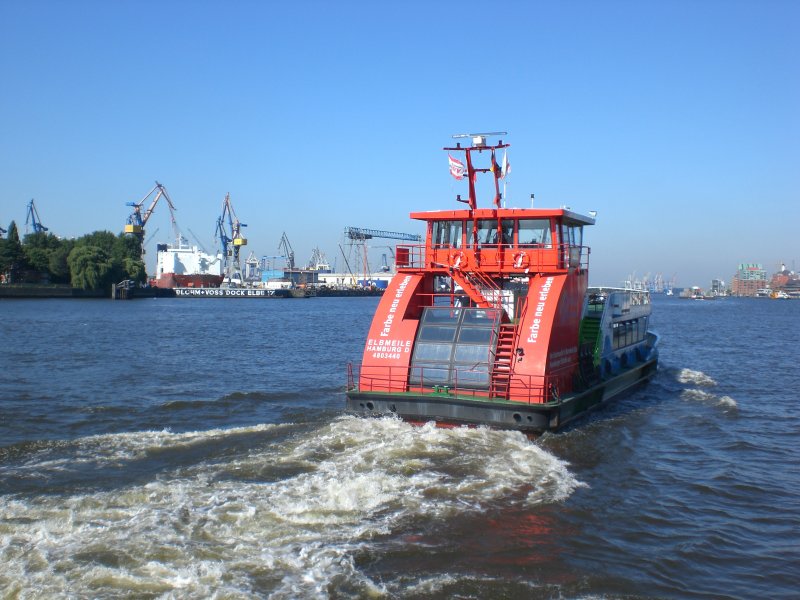 Die Linienfhre velgnne als F62 nach Hamburg-Finkenwerder Landungsbrcken an den Landungsbrcken Hamburg St. Pauli.
