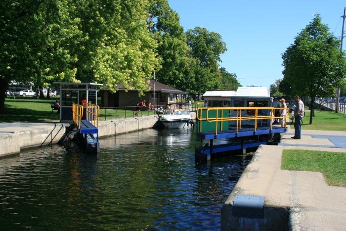 Die Lock #32, Bobcaygeon ffnet sich. Die Schleuse hat elektrisch betriebene Stahltore. Sie ist 47,2m lang, 9,7m breit und hat eine Hubhhe von 1,6m. ber die Schleuse verbindet der Trend-Severn den Sturgeon Lake mit dem Pigeon Lake. Km 222,5 ; 30.08.2008