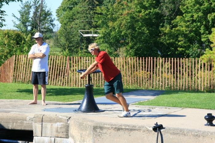 Die Lock #37, Bolsover ist eine manuell bedienbare Schleuse. Hier ist noch die Muskelkraft des Personals gefragt; 30.08.2008