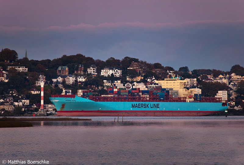 Die Maersk Algol in Hhe Blankenese am 18.10.09.