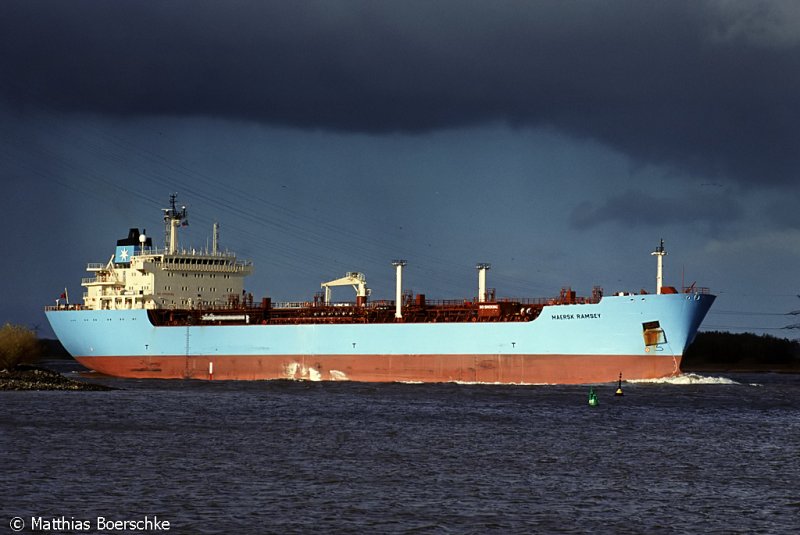 Die Maersk Ramsey auf der Elbe bei Weltuntergangsstimmung.
