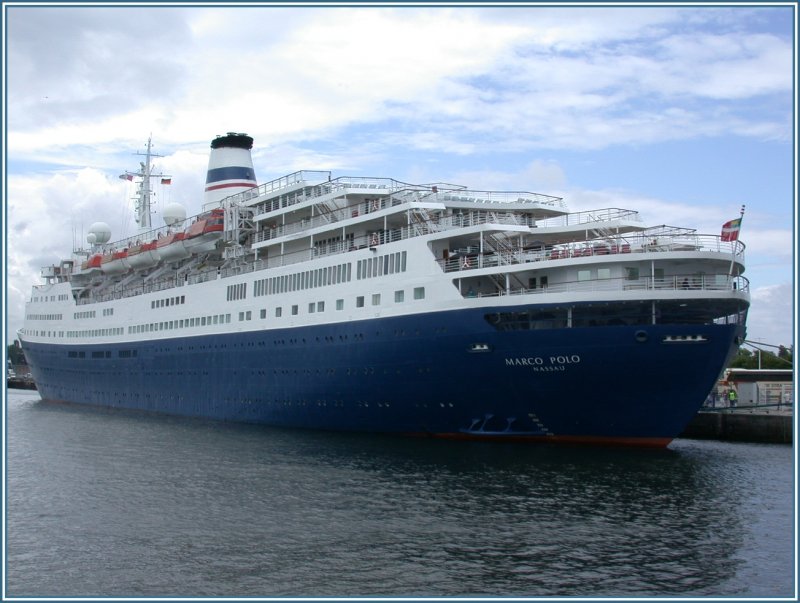 Die Marco Polo der Orient Lines ist in Nassau/Bahamas immatrikuliert. Das Schiff mit verstrktem Rumpf, geeignet fr Packeisfahrten, wurde 1965 in Deutschland erbaut.Sie ist 176m lang und hat 22080 BRT. Am 09.08.2005 liegt sie unmittelbar neben der Constellation im Hafen von Warnemnde.