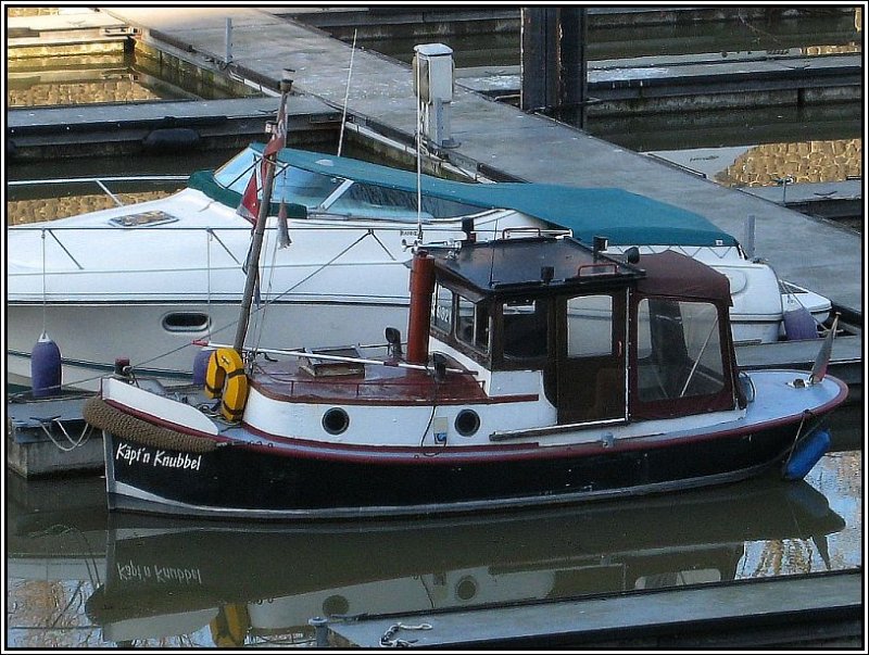 Die Marina im Dsseldorfer Medienhafen, aufgenommen am 10.02.2008. Im Bild die beeindruckende  Kpt'n Knubbel . Hier bin ich aber ganz und gar unsicher hinsichtlich der korrekten Klassifizierung...