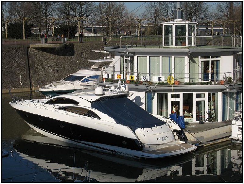 Die Marina im Dsseldorfer Medienhafen, aufgenommen am 10.02.2008. Zhlt das schnittige Boot in der Bildmitte eigentlich schon zu den Yachten?