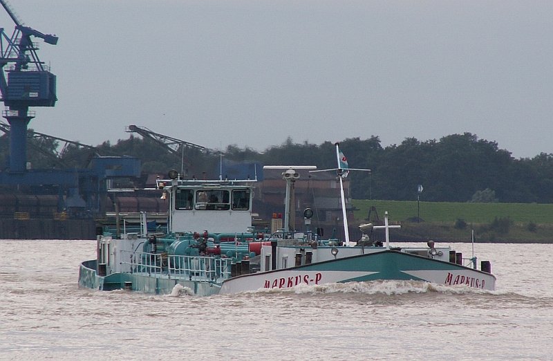 Die  Markus P  fhrt in Richtung Duisburg. Das Schiff scheint ganz schn voll zu sein, so tief wie es im Wasser liegt. Das Foto stammt vom 14.08.2007