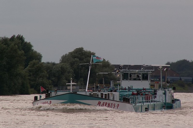 Die  Markus P  liegt extrem tief im Wasser. Das Schiff der  Stetrag  ist 80 Meter lang und etwa 9,50 Meter breit. Das Foto stammt vom 14.08.2007 und ist im letzten Licht des Tages entstanden.