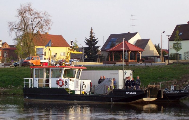 Die  Mauken  ist ein Fahrzeug vom WSA Dresden. Hier liegt sie am 29.04.2005 in Elster, Elbe-Km 200.