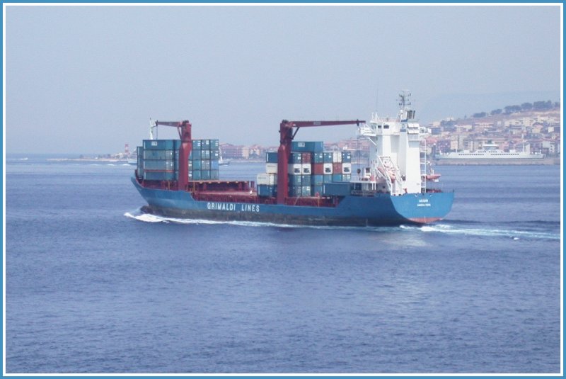 Die Meerenge zwischen Sizilien und dem Festland ist eine usserst viel befahrene Wasserstrasse. Die unzhligen Fhren kreuzen die Schiffe die die Strasse von Messina von Nord nach Sd und umgekehrt passieren. Hier ein Containerschiff der Grimaldi Lines. (05.08.2002)