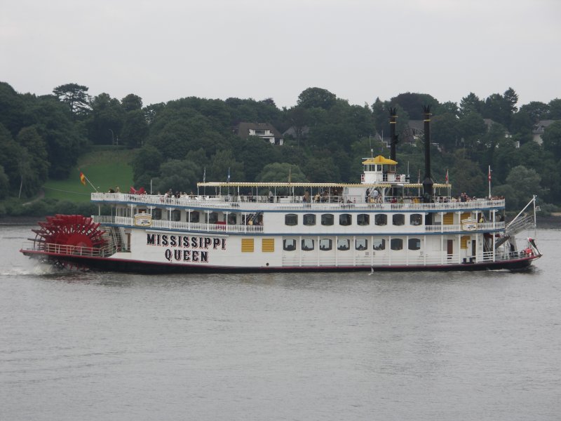 Die Mississippi Queen aufgenommen am 15.08.2005 bei Finkenwerder Hhe Airbus.
