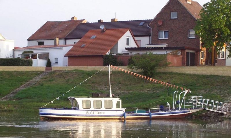 Die Motorfähre  Elster  liegt in Elster am Elbe-Km 200. Hier trägt sie allerdings die Sportboot-Registriernummer DD-C 700. Datum 29.04.2005