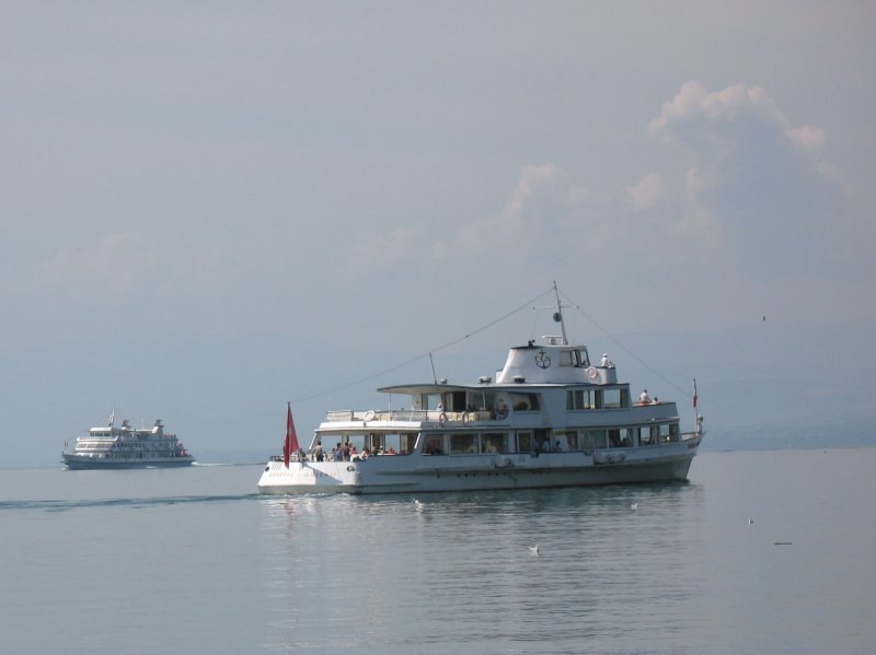 Die Motorschiffe  General-Guisan  und  Lausanne  begegnen sich bei Lutry.
(14.08.2007)