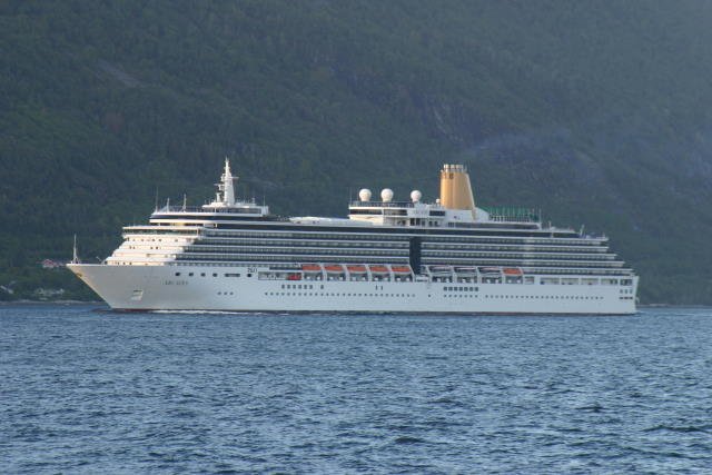 Die M/S  Arcadia  der P&O passiert am Abend des 11.06.2005, aus dem Geirangerfjorden kommend, den Sulafjorden. Es war schon rgerlich. 45 min. sa ich auf der Teressa einer Cafterria und wartete auf meine Fhre nach Hareid. Dabei htte ich den Kreuzfahrer im schnsten Abendlicht vor den schneebedeckten Bergen am Fjod fotografieren knnen. Als die Fhre ablegte, kam das Schiff...