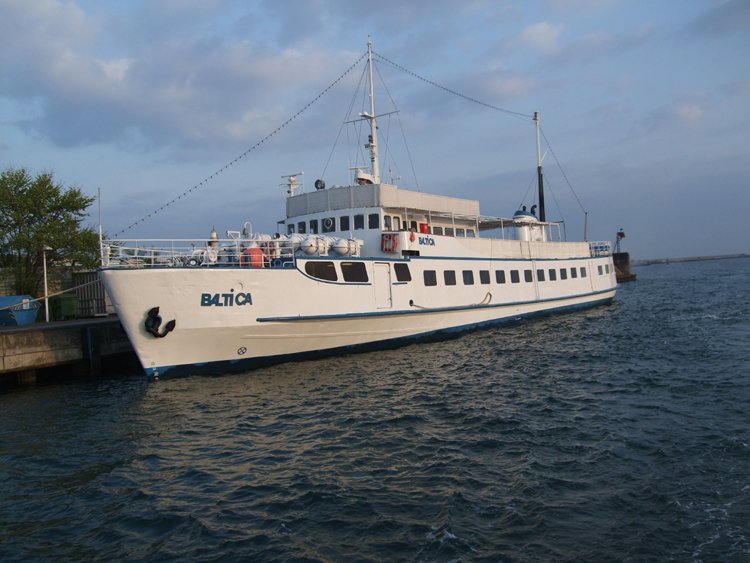 Die MS Baltica wartet auf ihren nchsten Einsatz im Hafen von Rostock-Warnemnde.(08.05.09)