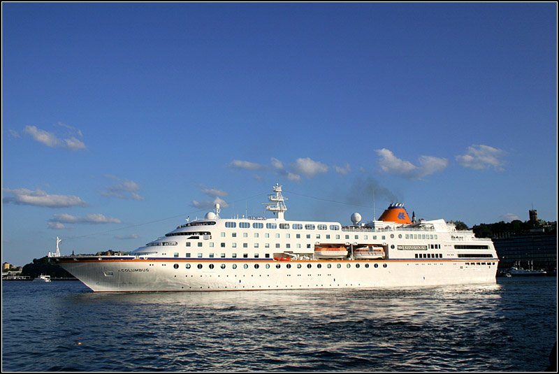 Die MS Columbus wurde 1997 in Wismar gebaut. Die Lnge betrgt 144 m, die Breite 21,5 m. Sie kann 420 Passagiere in 197 Kabinen und 8 Suiten aufnehmen. 14.8.2007 (Matthias)