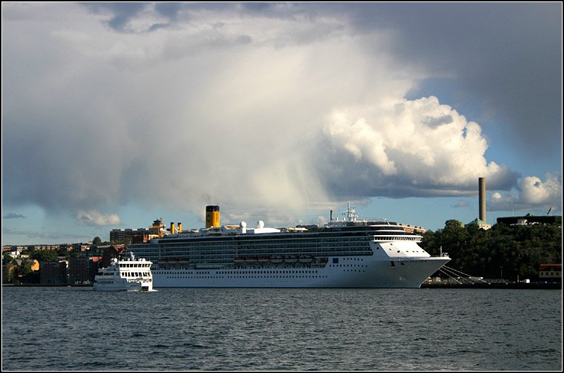 Die MS  Costa Atlantica  im Stockholmer Hafen. Das Kreuzfahrtschiff wurde im Jahr 2000 in Finnland gebaut, es hat eine Lnge von 292,5 m und eine Breite von 32,2 m. Es kann 2680 Passagiere in 1957 Kabinenen aufnehmen. Das Schiff hat 12 Decks.