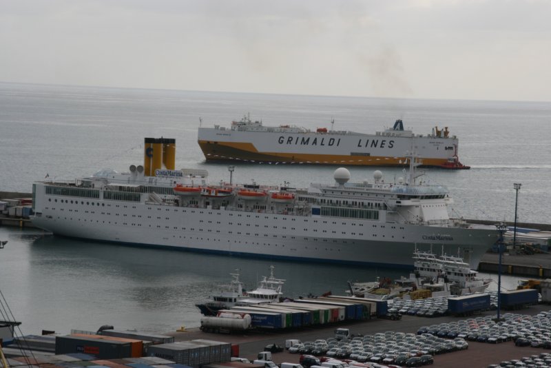 Die M/S  Costa Marina  liegt im Hafen von Salerno. Im Hintergrund luft der Autotransporter, die M/S  Grand Benelux , ein. Die Autoitransporter der Grimaldi Line laufen tglich die franzsischen und italienischen Hfen an und sammeln Gebrauchtwagen zum Verkauf nach Russland ein. 11.11.2007