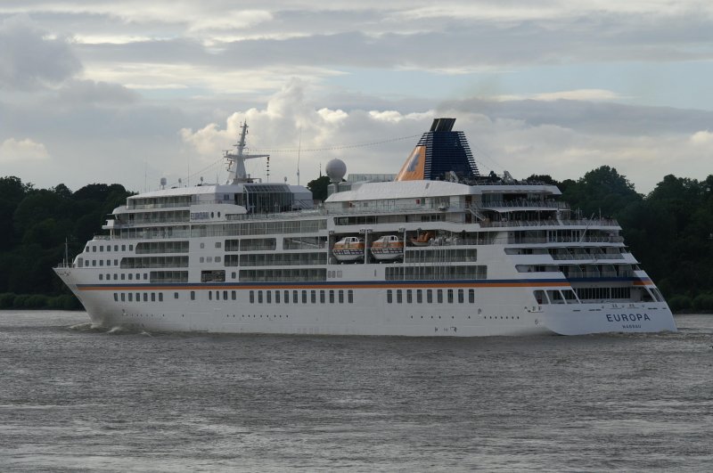 Die MS EUROPA [IMO 9183855] bei Hamburg-Finkenwerder Hhe Rschpark fotografiert am 08.08.2008 - Schiffsdaten: http://wolfbulls-schiffsfotos.de.tl/EUROPA--k1-9183855-k2-.htm