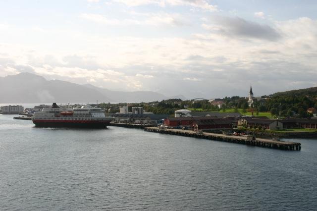 Die M/S  Finnmarken  legt am 11. September 2006 an den Hurtigrutenkai von Sortland an. Zu diesem Zeitpunkt war sie das einzige Schiff der Flotte, was bereits in den Farben der Hurtigruten Group fuhr.