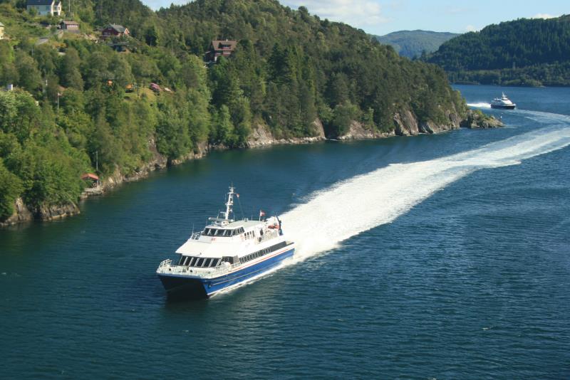 Die M/S  Fjordprins  auf dem Weg von Bergen nach Songdal im Radsund. Im Hintergrund fhrt grad die M/S  Kommandren  in den Radsundet ein; 16.06.2009