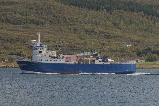 Die M/S  Folla  fhrt nordwrts durch den Sortland-Sundet und passiert den Hafen von Sortland; 10.09.2006